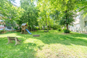 Prostorná zahrada - Prodej bytu 2+kk v osobním vlastnictví 47 m², Praha 4 - Krč