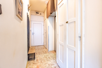 Úložný prostor v chodbě - Prodej bytu 2+kk v osobním vlastnictví 47 m², Praha 4 - Krč