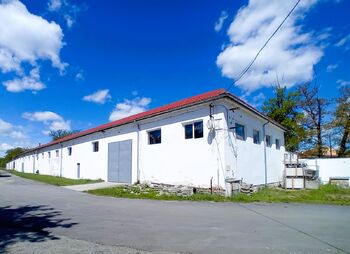 Celkový pohled na halu ze dvora. - Pronájem malého objektu 1288 m², Hluboká nad Vltavou 