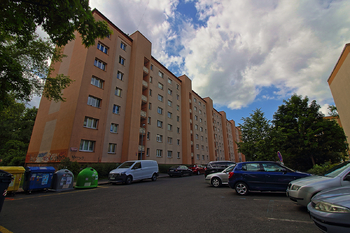 Pohled na dům od JV - Prodej bytu 2+1 v osobním vlastnictví 52 m², Praha 10 - Malešice