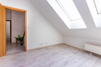 Mezonet 102m2 Dolní Jirčany _ ložnice2 - Prodej bytu 4+kk v osobním vlastnictví 102 m², Psáry