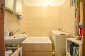Koupelna - Prodej bytu 3+1 v osobním vlastnictví 73 m², Hradec Králové
