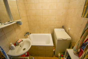 Koupelna - Prodej bytu 3+1 v osobním vlastnictví 73 m², Hradec Králové