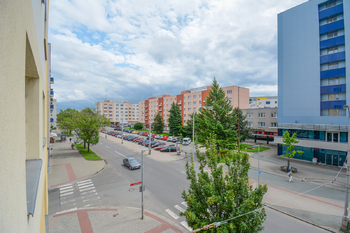 Výhled z balkónu - Prodej bytu 3+1 v osobním vlastnictví 73 m², Hradec Králové