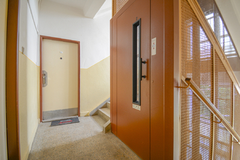 Chodba s výtahem - Prodej bytu 3+1 v osobním vlastnictví 73 m², Hradec Králové