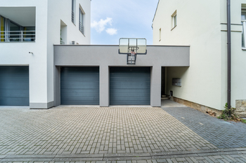garáže - Prodej domu 197 m², Chrudim