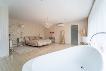 ložnice s koupelnou - Prodej domu 197 m², Chrudim