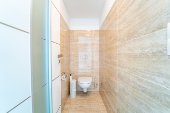toaleta nahoře - Prodej domu 197 m², Chrudim