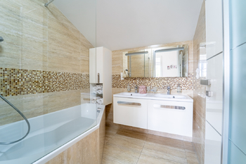 koupelna nahoře - Prodej domu 197 m², Chrudim