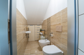 toaleta v přízemí - Prodej domu 197 m², Chrudim