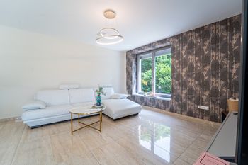 obývací pokoj - Prodej domu 197 m², Chrudim