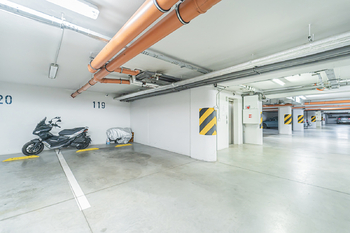 garážové stání v suterénu - Prodej bytu 2+kk v osobním vlastnictví 68 m², Praha 5 - Hlubočepy