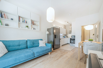 obývací pokoj s kuchyňským koutem - Prodej bytu 2+kk v osobním vlastnictví 68 m², Praha 5 - Hlubočepy