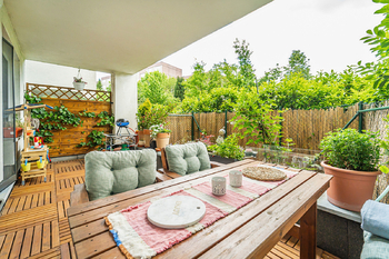terasa - Prodej bytu 2+kk v osobním vlastnictví 68 m², Praha 5 - Hlubočepy