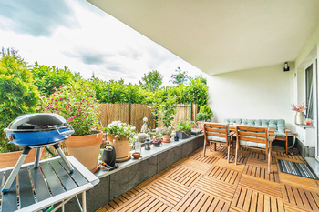 terasa - Prodej bytu 2+kk v osobním vlastnictví 68 m², Praha 5 - Hlubočepy