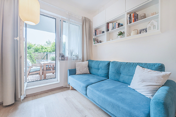 vstup na terasu z obývacího pokoje - Prodej bytu 2+kk v osobním vlastnictví 68 m², Praha 5 - Hlubočepy