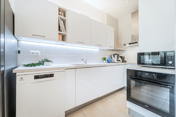 kuchyňský kout - Prodej bytu 2+kk v osobním vlastnictví 68 m², Praha 5 - Hlubočepy