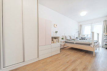 ložnice - Prodej bytu 2+kk v osobním vlastnictví 68 m², Praha 5 - Hlubočepy