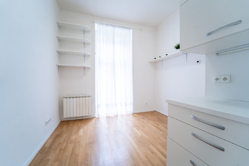 Pohled od vstupu do místnosti - Prodej bytu atypický v osobním vlastnictví 15 m², Praha 1 - Nové Město 
