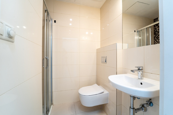 Koupelna s umyvadlem, WC a sprchou - Prodej bytu atypický v osobním vlastnictví 15 m², Praha 1 - Nové Město