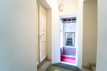 Pohled na vstup do bytu ze společné chodby - Prodej bytu atypický v osobním vlastnictví 15 m², Praha 1 - Nové Město