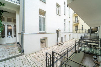 Dvůr domu  - Prodej bytu atypický v osobním vlastnictví 15 m², Praha 1 - Nové Město