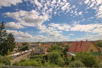 výhled z obývacího pokoje a kuchyně - Pronájem bytu 2+1 v osobním vlastnictví 41 m², České Budějovice