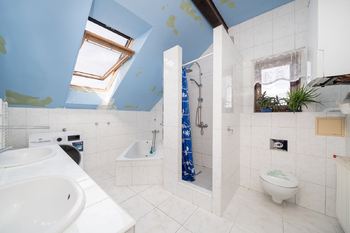 Koupelna - Prodej domu 144 m², Unhošť