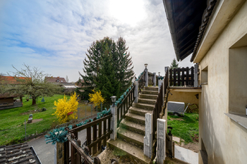 Schodiště k bytu - Prodej domu 144 m², Unhošť