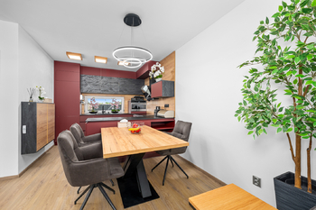 obývací pokoj s kuchyní - Prodej domu 130 m², Roudné