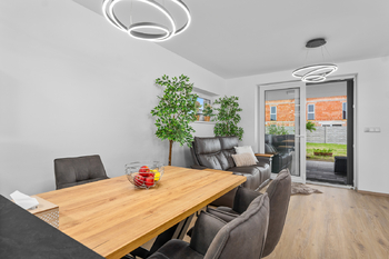 obývací pokoj s kuchyní - Prodej domu 130 m², Roudné