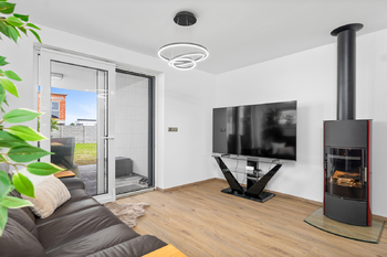 obývací pokoj s kuchyní - Prodej domu 130 m², Roudné