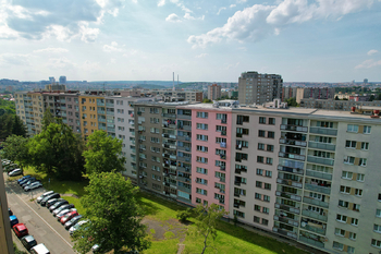 letecký pohled na dům - Prodej bytu 3+1 v osobním vlastnictví 82 m², Praha 4 - Záběhlice