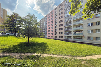 park před domem - Prodej bytu 3+1 v osobním vlastnictví 82 m², Praha 4 - Záběhlice