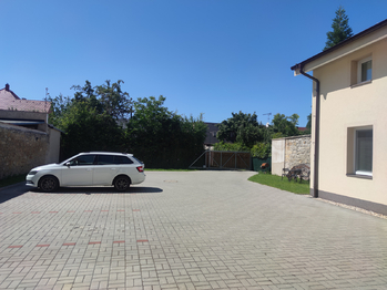 parkovací dvůr - Prodej kancelářských prostor 18 m², Bělá pod Bezdězem