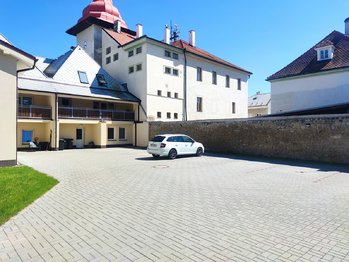 parkovací dvůr - Prodej kancelářských prostor 18 m², Bělá pod Bezdězem