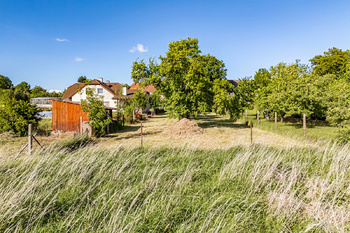Pohled od pole směrem k silnici. - Prodej pozemku 924 m², Pleše