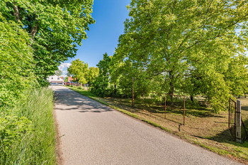 Pohled od silnice. - Prodej pozemku 924 m², Pleše