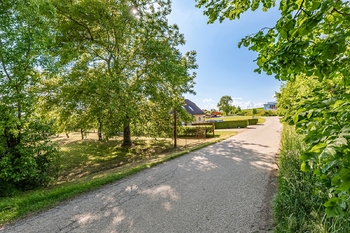 Pohled od silnice. - Prodej pozemku 924 m², Pleše