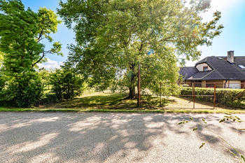 Pohled od silnice. - Prodej pozemku 924 m², Pleše