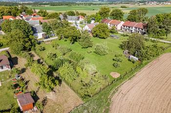 Pohled z dronu. - Prodej pozemku 924 m², Pleše