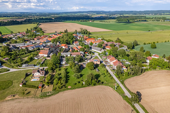 Pohled z dronu. - Prodej pozemku 924 m², Pleše