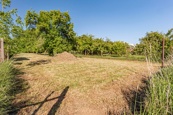 Pohled ze země. - Prodej pozemku 924 m², Pleše