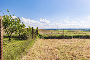 Pohled ze země. - Prodej pozemku 924 m², Pleše