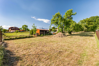 Pohled ze země. - Prodej pozemku 924 m², Pleše