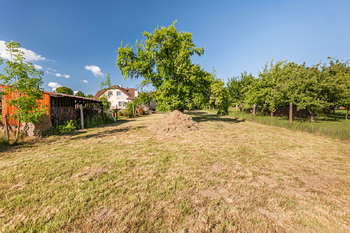 Pohled ze země. - Prodej pozemku 924 m², Pleše