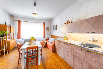 Kuchyně (spodní patro). - Prodej domu 161 m², Jindřichův Hradec