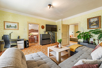 Obývací pokoj (spodní patro). - Prodej domu 161 m², Jindřichův Hradec