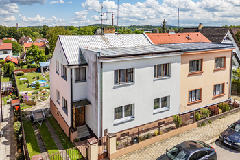Pohled na dům z dronu. - Prodej domu 161 m², Jindřichův Hradec