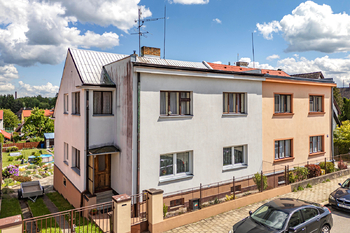 Pohled na dům z dronu. - Prodej domu 161 m², Jindřichův Hradec